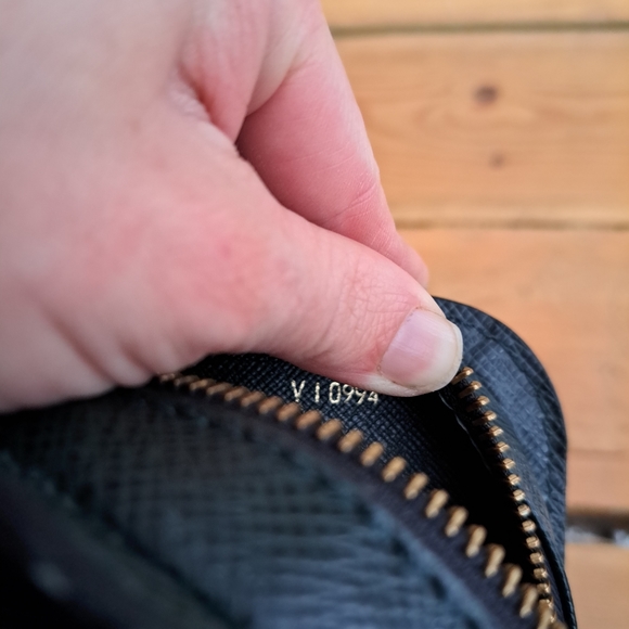 Louis vuitton taiga basically clutch - Picture 6 of 8